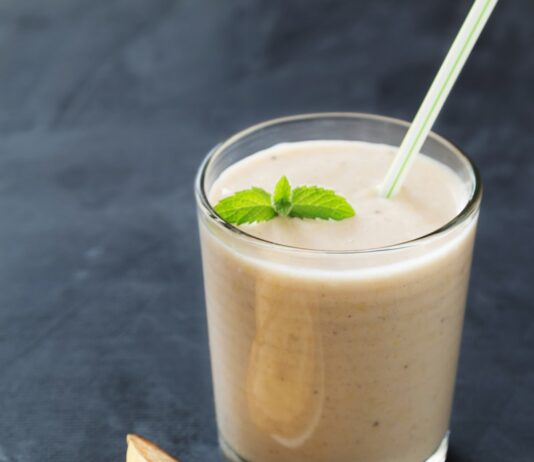 운동 효과를 극대화하는 식사 a banana and a glass of smoothie on a table