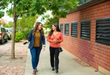 체중 감량과 건강 유지를 위한 하루 30분 걷기 two women walking down a sidewalk talking to each other