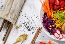 건강한 라이프스타일 만들기, 식사 계획의 중요성 two bowls of salad with strawberries, carrots, radishes, and