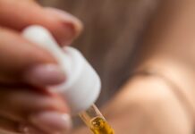 “요즘따라 피부가 더 칙칙해 보여요”…문제는 ‘속 혈류’일 수 있습니다 person holding dropper