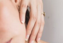 피부 건강을 유지하는 5가지 습관 woman wearing black scoop neck top