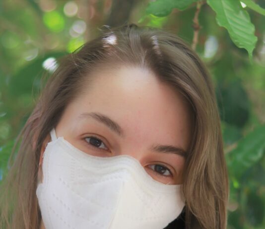 “얼굴이 붓고 눈이 가려워요”…초여름 ‘안면 알레르기’ 대처법 woman with white face mask