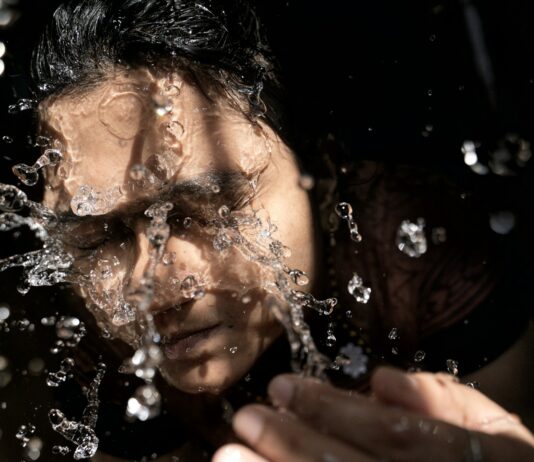 “세수하고 나면 얼굴이 더 건조해요”… 과세안과 보습 사이의 미묘한 균형 woman in black shirt with water droplets