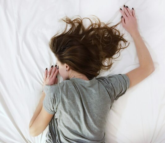 현대 직장인을 위협하는 건강 적신호, 올바른 예방과 관리법 woman laying on bed