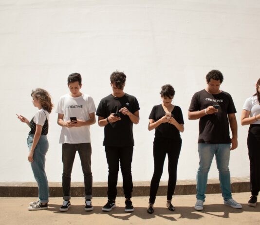 스마트폰과 컴퓨터 시대, 눈 건강 지키는 방법은? group of people standing on brown floor