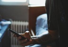 디지털 디톡스, 지친 마음을 회복하는 첫걸음 man holding black phone