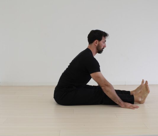 “스트레칭만 잘해도 몸이 달라지더라고요”… 굳은 몸, 되살리는 작은 루틴 a man sitting on the floor in a white room