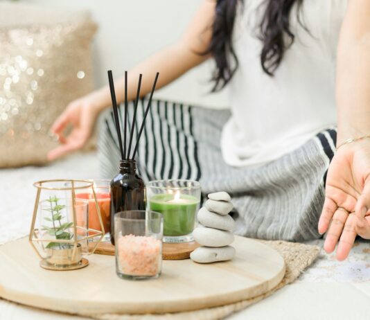 “메타버스 헬스케어 룸에서 운동·명상한다면?”… 가상현실이 건강 루틴에 침투 woman in white tank top holding black chopsticks