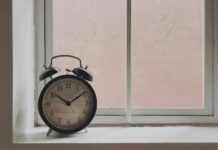 “잘 자야 잘 산다”…한국인의 바쁜 일상 속 실속 수면법 black alarm clock at 10:09