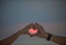 ‘마음이 편한 하루’… 스트레스 관리, 작은 실천이 큰 변화를 만든다 a close-up of hands shaking