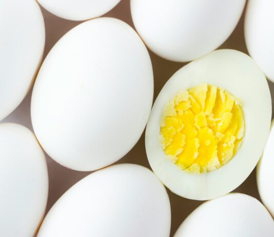 “식단 한 끼가 하루를 바꾼다”…내 몸에 맞는 건강 식사 실천법 white egg lot on brown wooden table