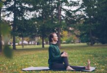 바쁜 일상 속 건강 지키기, 직장인을 위한 맞춤형 생활 루틴 Woman practicing yoga on mat in park