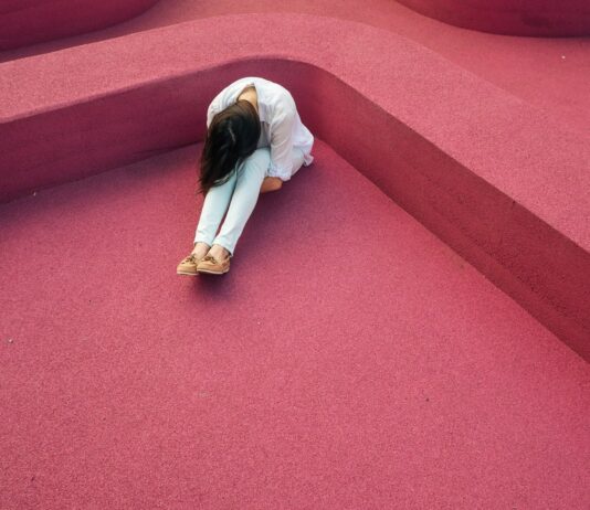 열정의 재가 된 당신에게: ‘번아웃’과 ‘우울증’ 사이, 마음의 신호를 읽는 법 woman sitting leaning forehead on knee