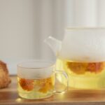 대체요법, 일상 속 건강 관리 트렌드로 자리 잡다 clear glass pitcher with yellow liquid