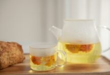 대체요법, 일상 속 건강 관리 트렌드로 자리 잡다 clear glass pitcher with yellow liquid
