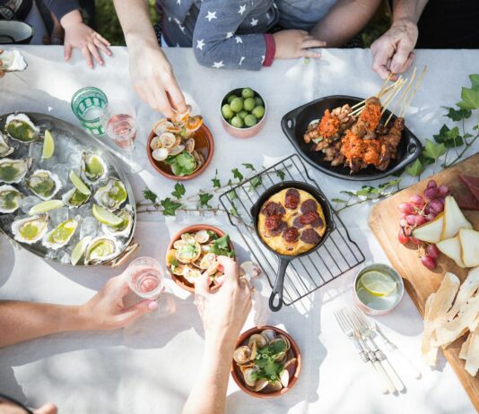 나에게 딱 맞는 식단, 일상에서 실천하는 건강한 변화 people holding clear drinking glasses