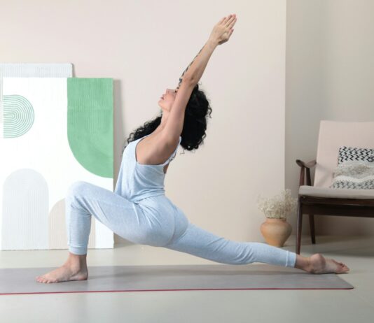 나이 들수록 몸이 굳는 진짜 이유: 안티에이징 스트레칭 a woman doing a yoga pose in a room