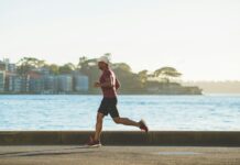 초보자 탈출, 걷뛰(Run-Walk) 전략: 쉬는 게 아니라 ‘전략’이다! man running near sea during daytime