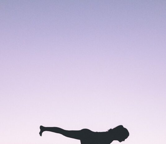 골반 교정의 정석: 하체 부종과 통증을 잡는 ‘나비 자세’와 ‘비둘기 자세’ 집중 탐구 silhouette photography of woman standing on right foot