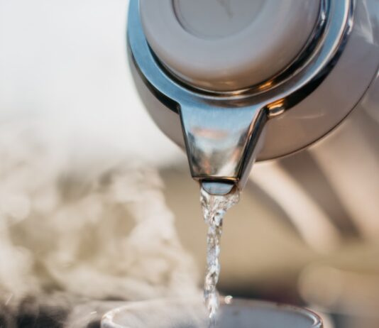 더 건강하게 일상 보내기, ‘마이크로 루틴’이 인기…실생활 적용법은? a glass pouring water into a cup