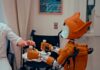 AI, 일상 속 건강 지킴이로 자리잡다 Man gives robot bottles on a tray