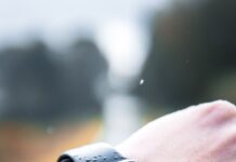 AI가 이끄는 스마트 건강 관리, 집에서도 실천하기 person wearing Apple Watch at 14:24