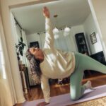 바쁜 일상 속 건강 챙기기, ‘마이크로 운동’이 인기 A woman does a yoga pose on a mat.