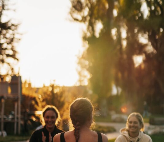 여성 건강, 일상 습관에서 시작하는 작은 변화로 지키자 a group of people sitting on top of a lush green field
