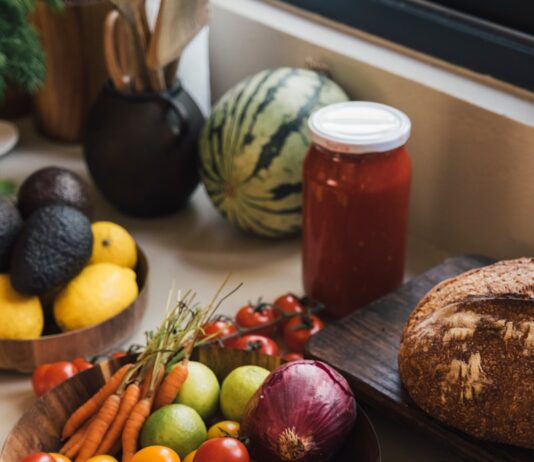“여성 건강, 작은 습관에서 시작된다”…일상 속 변화로 지키는 건강 관리법 Fresh produce including tomatoes, carrots, and avocados on a counter.