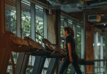 집에서 실천하는 ‘걷기 운동’으로 건강 챙기기…일상 속 쉽게 시작하는 걷기 루틴 a woman running on a treadmill in a gym
