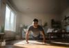 ‘나만의 루틴이 트렌드’…웰니스 문화 속 삶의 여유 찾기 Man doing push-ups in a sunlit living room.