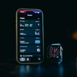 AI 기반 건강 관리, 우리 일상에 어떻게 활용할까? Smartphone and smartwatch displaying apps on-screen data