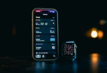 AI 기반 건강 관리, 우리 일상에 어떻게 활용할까? Smartphone and smartwatch displaying apps on-screen data