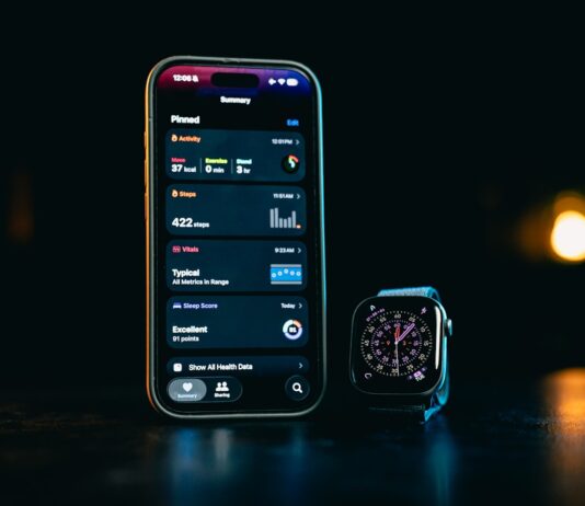 AI 기반 건강 관리, 우리 일상에 어떻게 활용할까? Smartphone and smartwatch displaying apps on-screen data