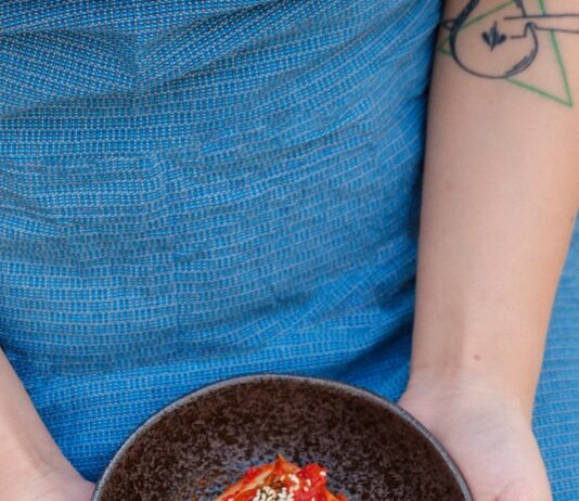 “항염 식단으로 염증과 이별하기: 여러분의 건강을 지키는 간단한 방법” black ceramic bowl on blue textile