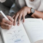 바쁜 일상 속에서도 가능한 ‘마음 챙김’ 트렌드…소소한 루틴부터 시작해보세요 person writing on book