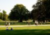 ‘걷기의 힘’…일상 속 실천으로 건강도 기분도 챙겨요 people relaxing and biking in sunny park