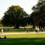 ‘걷기의 힘’…일상 속 실천으로 건강도 기분도 챙겨요 people relaxing and biking in sunny park