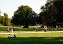 ‘걷기의 힘’…일상 속 실천으로 건강도 기분도 챙겨요 people relaxing and biking in sunny park